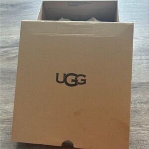 Brand new Ugg Slippers. Size 8/39. Crème color